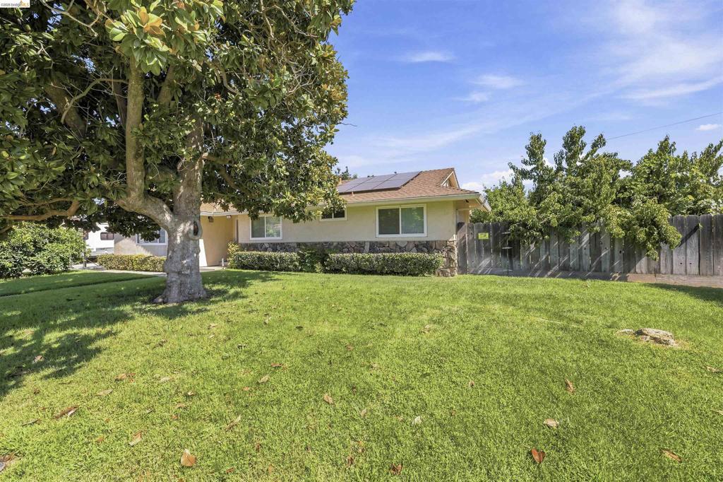 1042 Walnut St, Oakdale, CA 95361