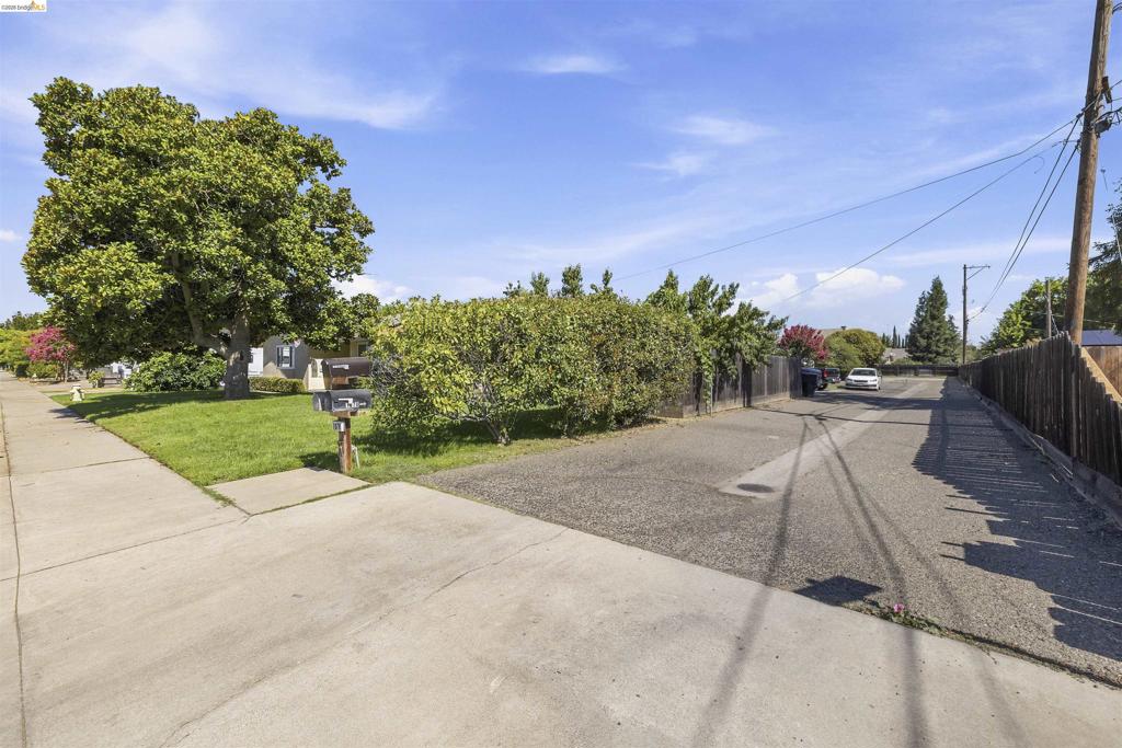 1042 Walnut St, Oakdale, CA 95361