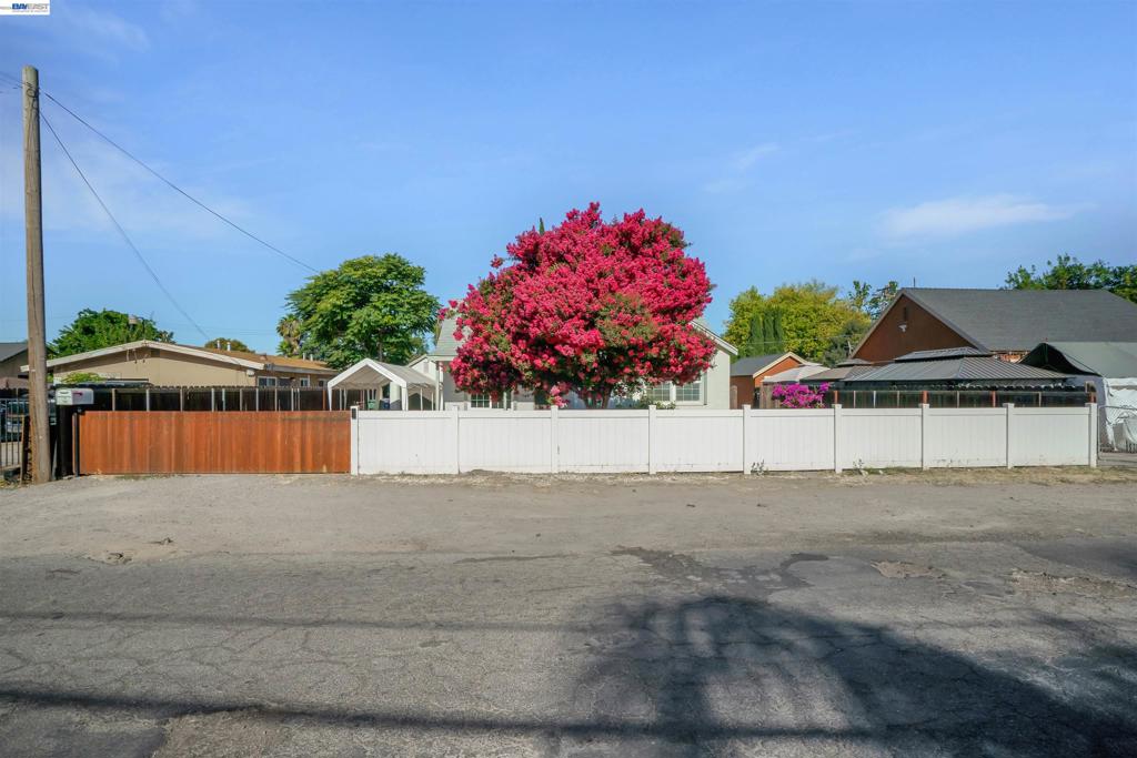 504 Roselawn Ave, Modesto, CA 95351