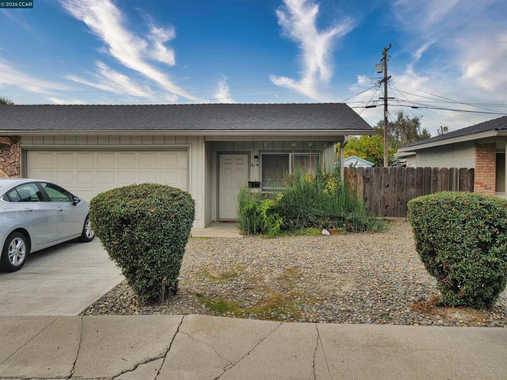219 Kingston Lane, Modesto, CA 95354-3128