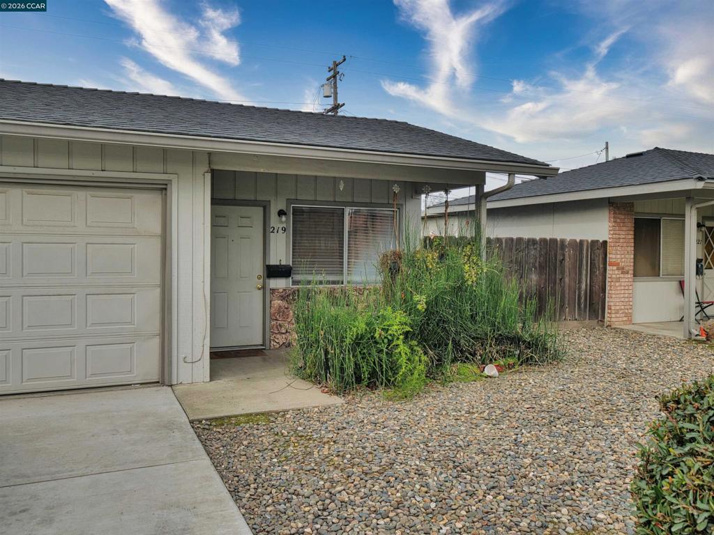 219 Kingston Lane, Modesto, CA 95354-3128