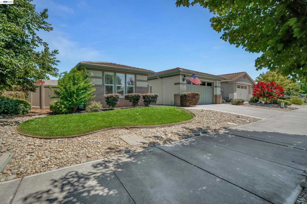 2472 Shadow Berry Dr, Manteca, CA 95336