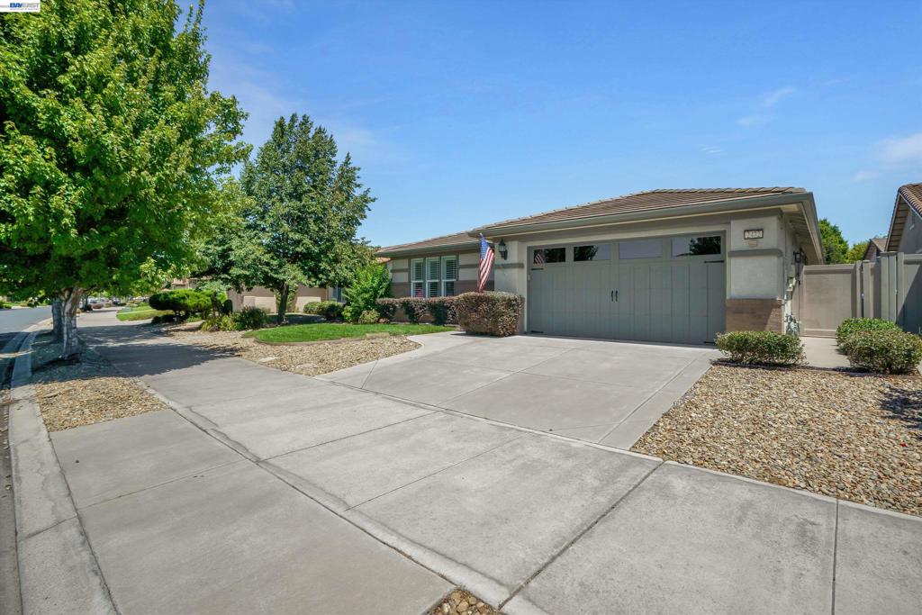 2472 Shadow Berry Dr, Manteca, CA 95336