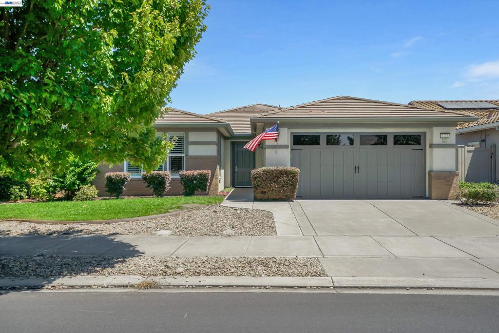 2472 Shadow Berry Dr, Manteca, CA 95336