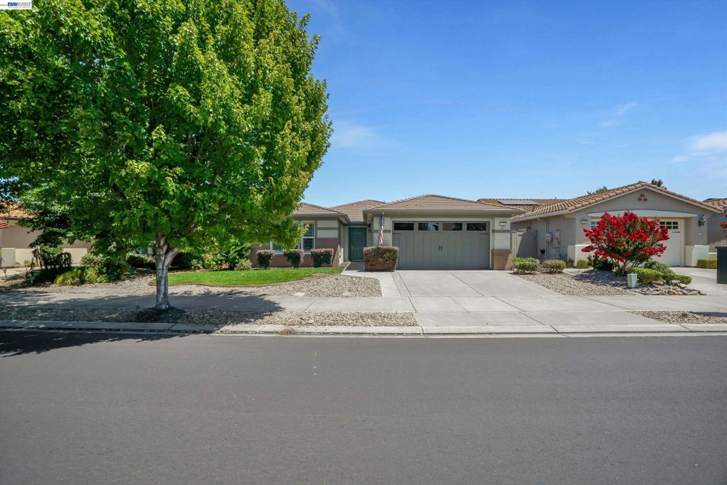 2472 Shadow Berry Dr, Manteca, CA 95336