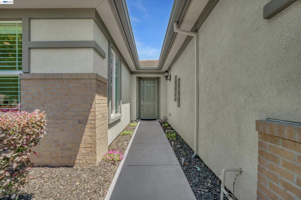 2472 Shadow Berry Dr, Manteca, CA 95336