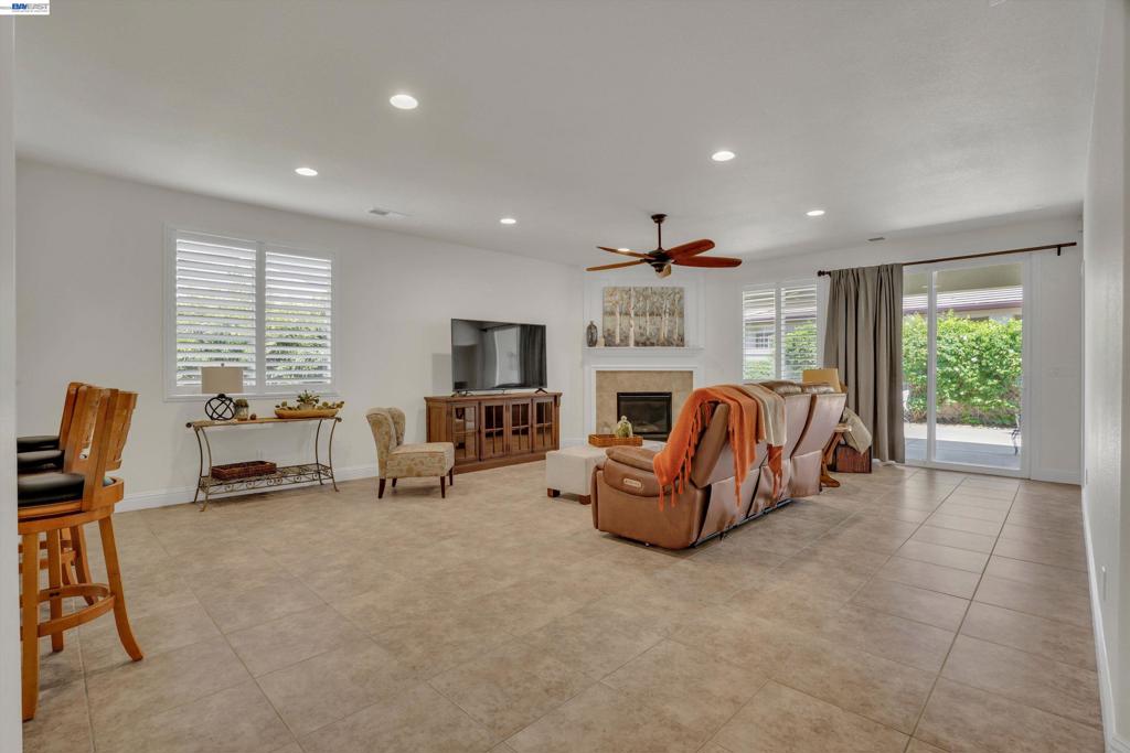 2472 Shadow Berry Dr, Manteca, CA 95336