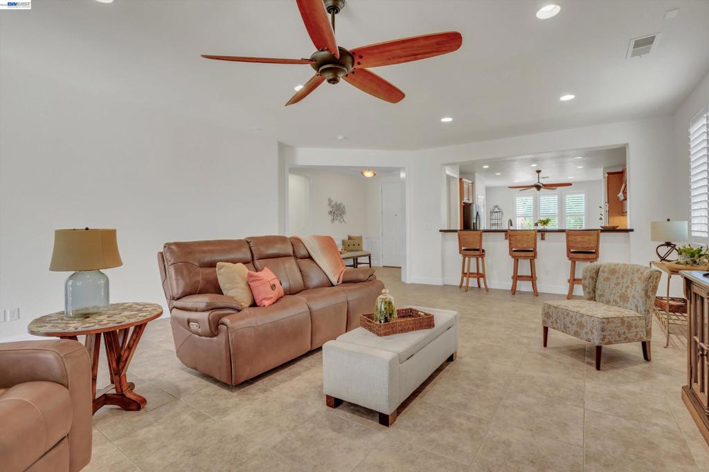 2472 Shadow Berry Dr, Manteca, CA 95336