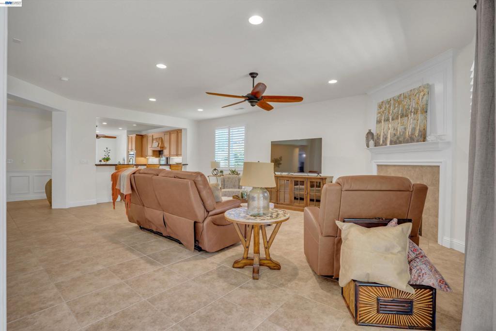 2472 Shadow Berry Dr, Manteca, CA 95336