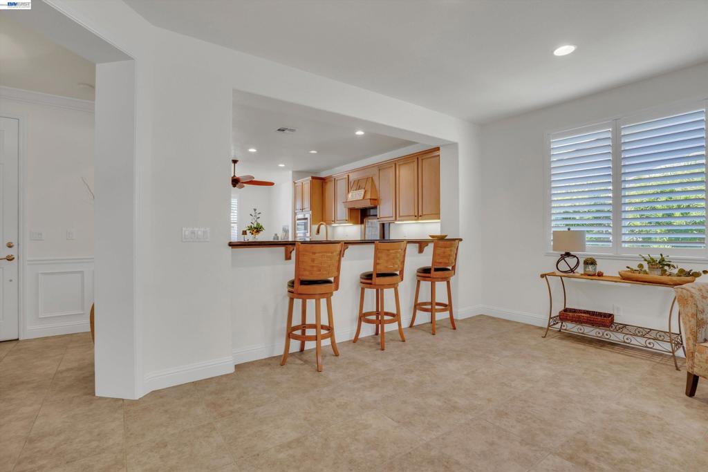 2472 Shadow Berry Dr, Manteca, CA 95336