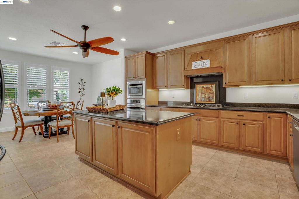 2472 Shadow Berry Dr, Manteca, CA 95336