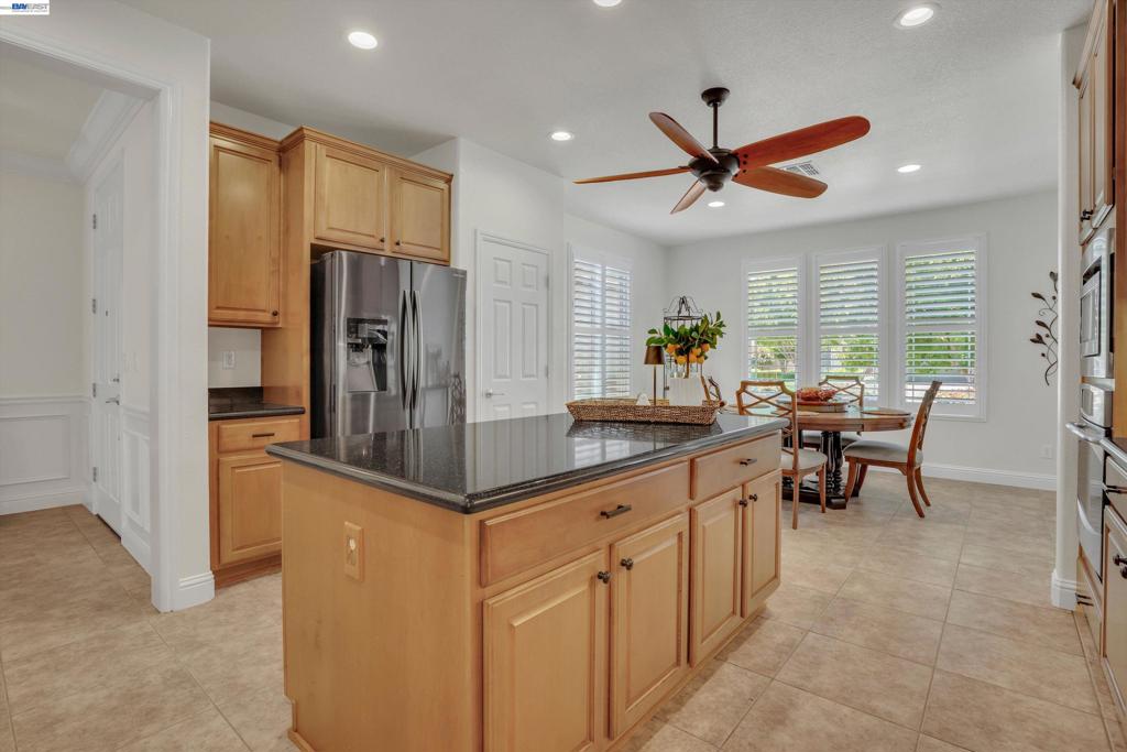 2472 Shadow Berry Dr, Manteca, CA 95336