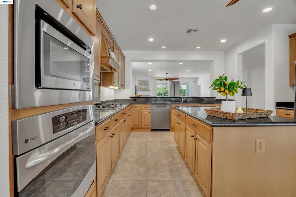 2472 Shadow Berry Dr, Manteca, CA 95336