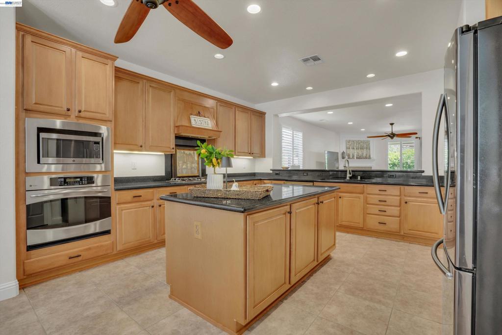 2472 Shadow Berry Dr, Manteca, CA 95336