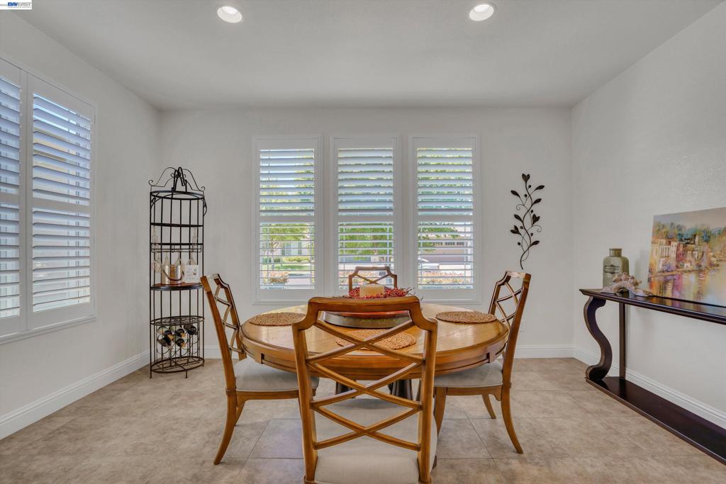 2472 Shadow Berry Dr, Manteca, CA 95336
