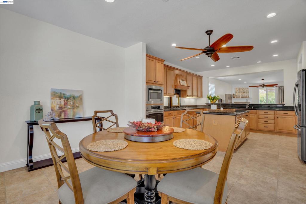 2472 Shadow Berry Dr, Manteca, CA 95336