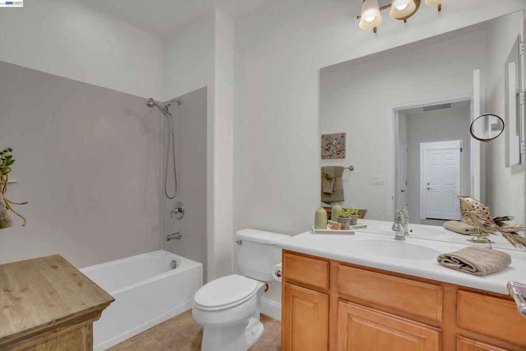 2472 Shadow Berry Dr, Manteca, CA 95336