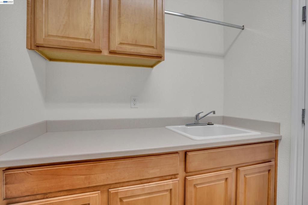 2472 Shadow Berry Dr, Manteca, CA 95336