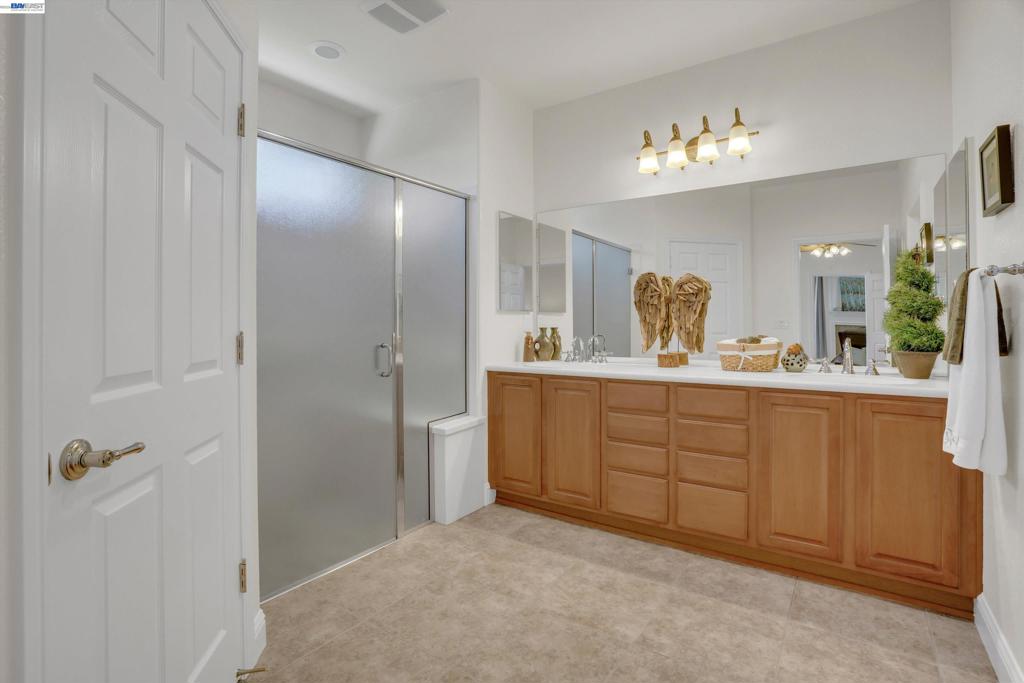 2472 Shadow Berry Dr, Manteca, CA 95336
