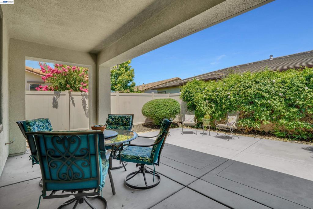 2472 Shadow Berry Dr, Manteca, CA 95336