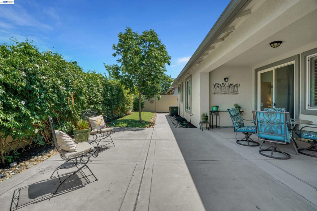 2472 Shadow Berry Dr, Manteca, CA 95336