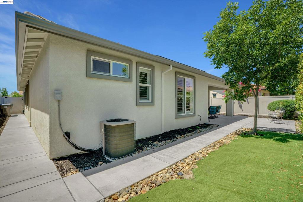 2472 Shadow Berry Dr, Manteca, CA 95336