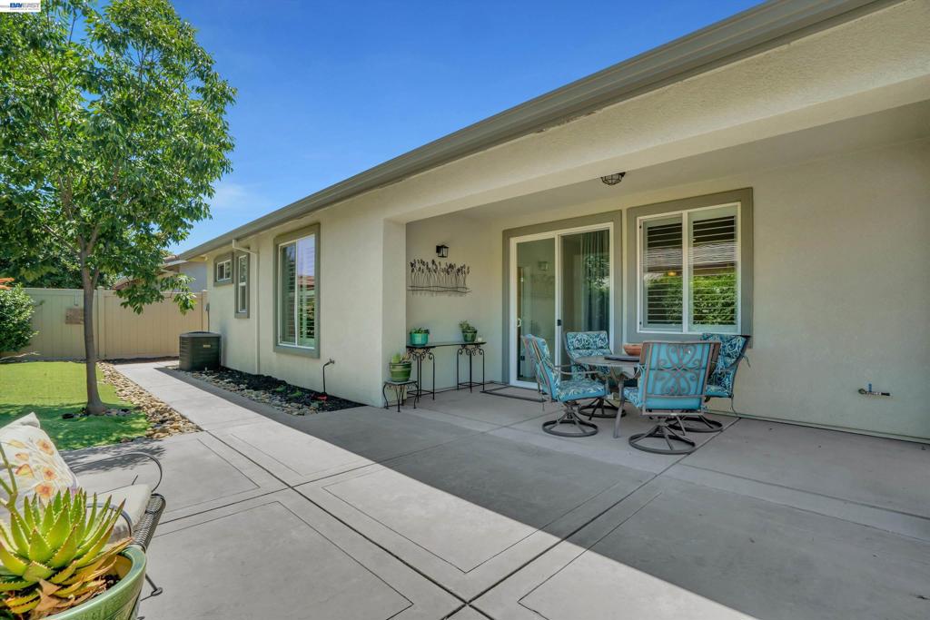 2472 Shadow Berry Dr, Manteca, CA 95336