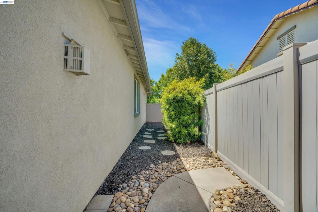 2472 Shadow Berry Dr, Manteca, CA 95336