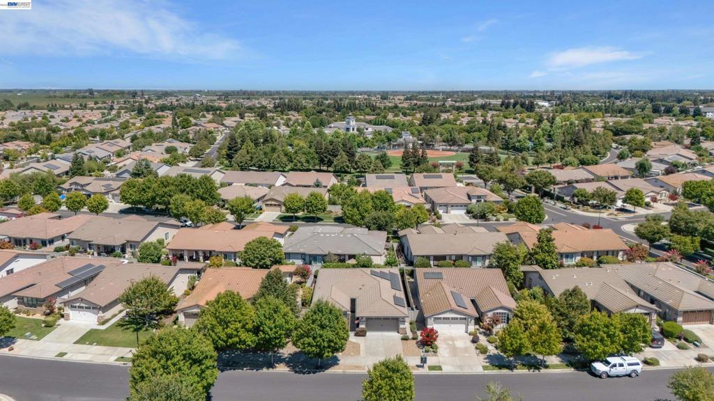 2472 Shadow Berry Dr, Manteca, CA 95336