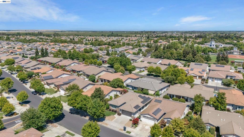 2472 Shadow Berry Dr, Manteca, CA 95336