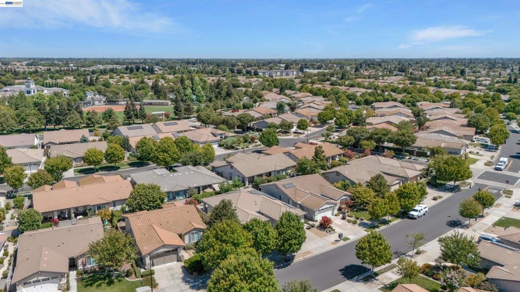 2472 Shadow Berry Dr, Manteca, CA 95336