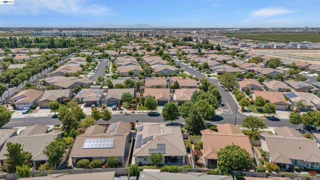 2472 Shadow Berry Dr, Manteca, CA 95336