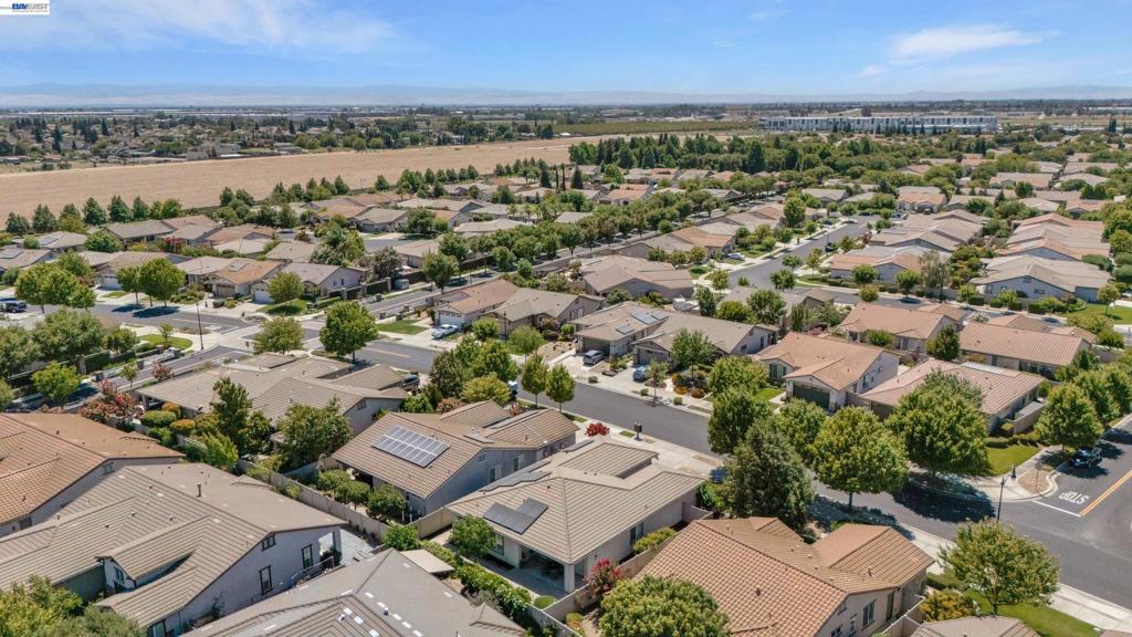 2472 Shadow Berry Dr, Manteca, CA 95336