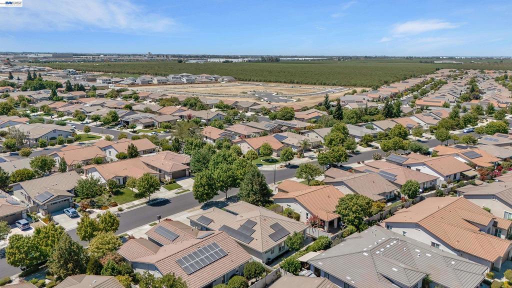 2472 Shadow Berry Dr, Manteca, CA 95336