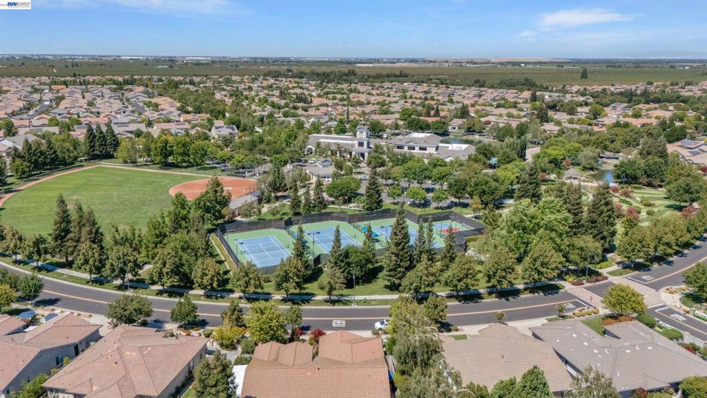 2472 Shadow Berry Dr, Manteca, CA 95336