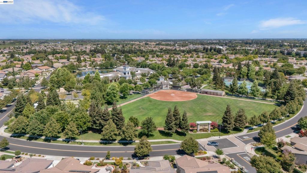 2472 Shadow Berry Dr, Manteca, CA 95336