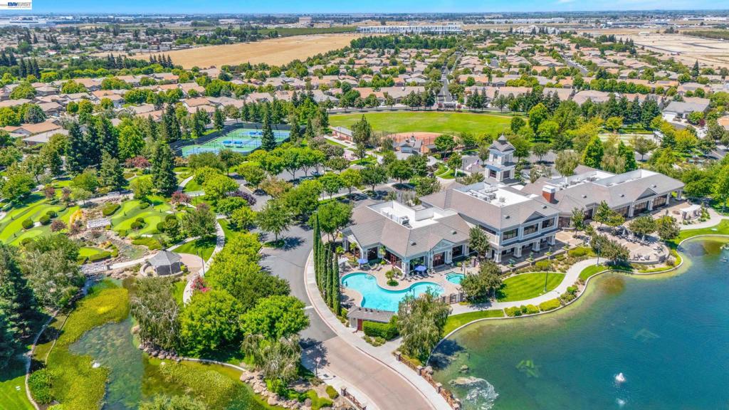2472 Shadow Berry Dr, Manteca, CA 95336