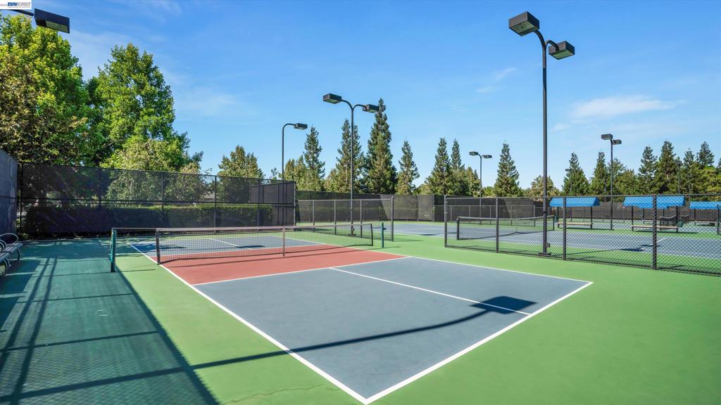 2472 Shadow Berry Dr, Manteca, CA 95336