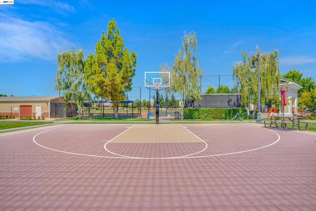 2472 Shadow Berry Dr, Manteca, CA 95336