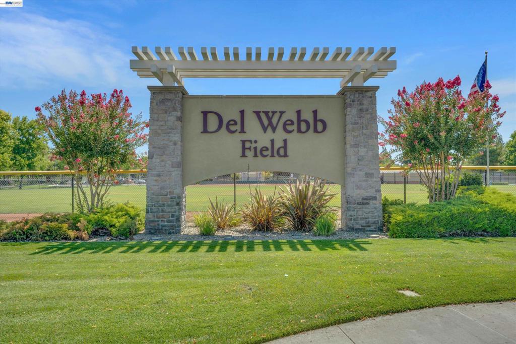 2472 Shadow Berry Dr, Manteca, CA 95336
