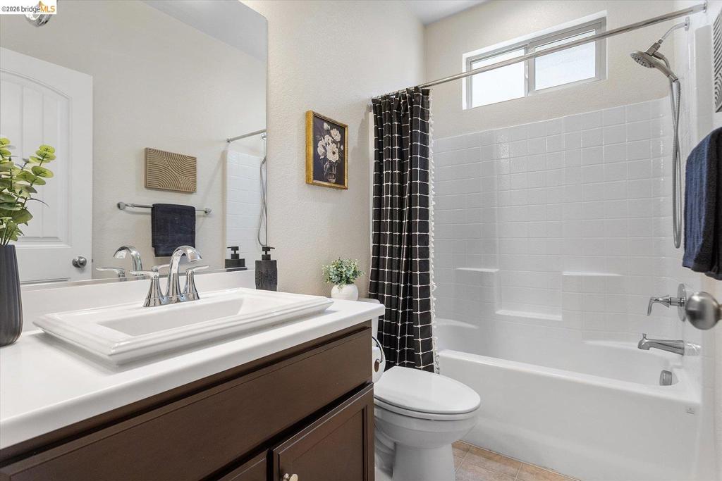 4352 Vanguard DR, Modesto, CA 95356