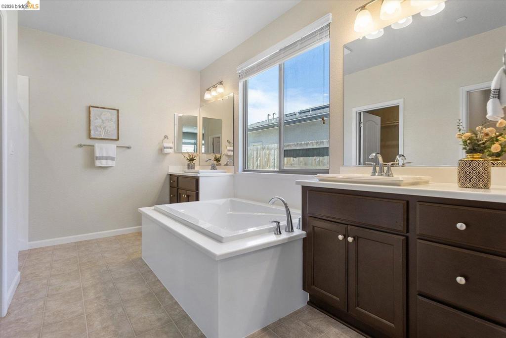4352 Vanguard DR, Modesto, CA 95356