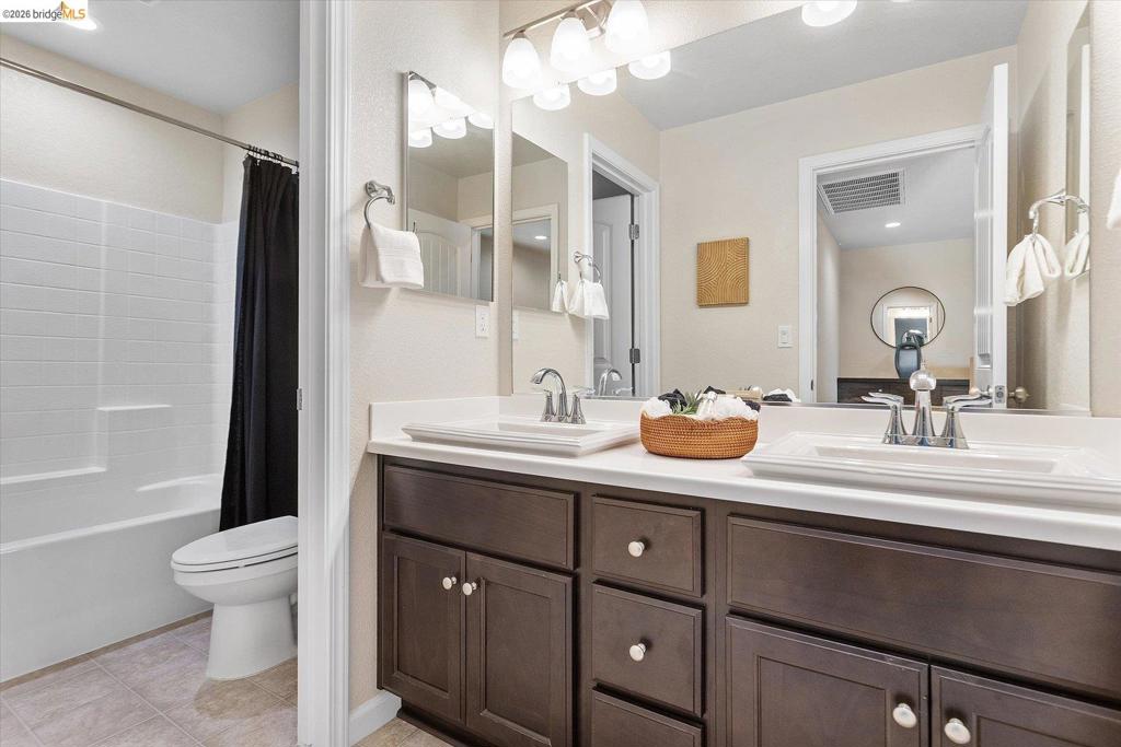4352 Vanguard DR, Modesto, CA 95356
