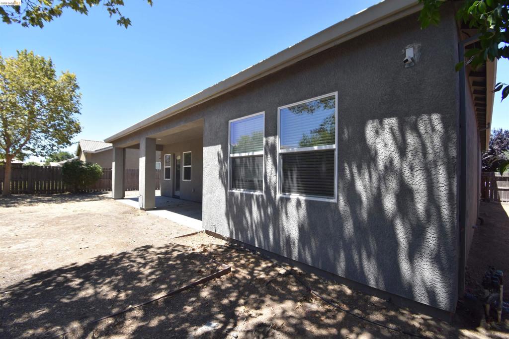1110 Clearwater Creek Blvd, Manteca, CA 95336