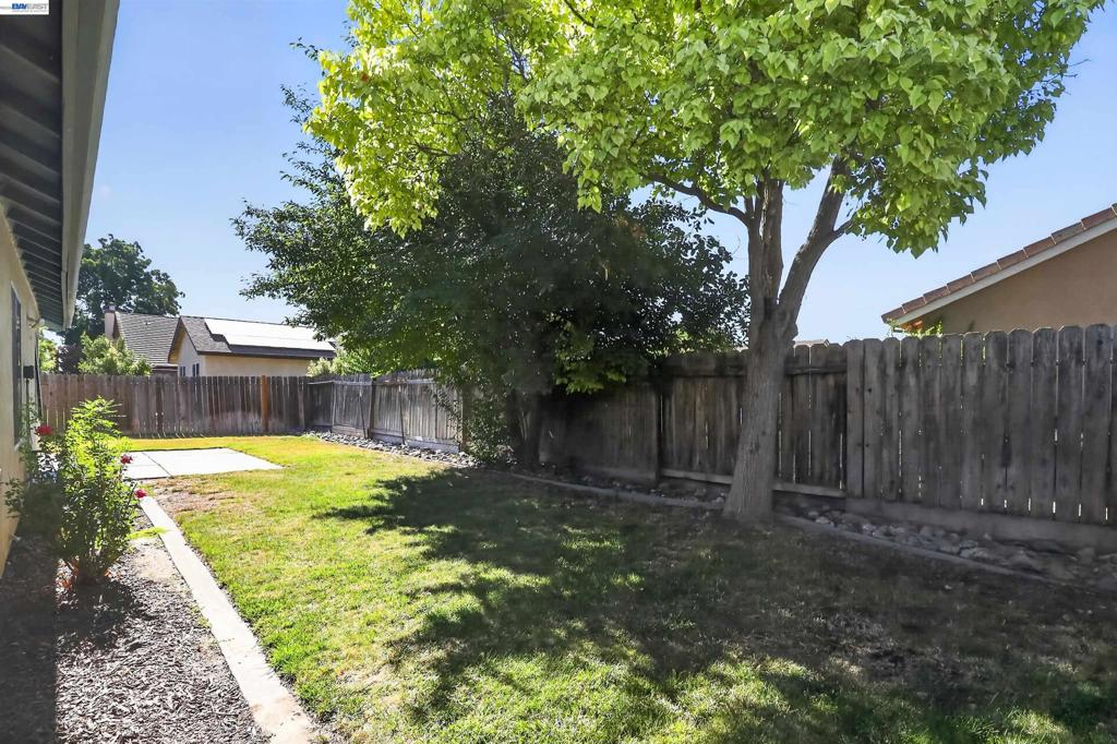 412 Grousehedge Way, Newman, CA 95360