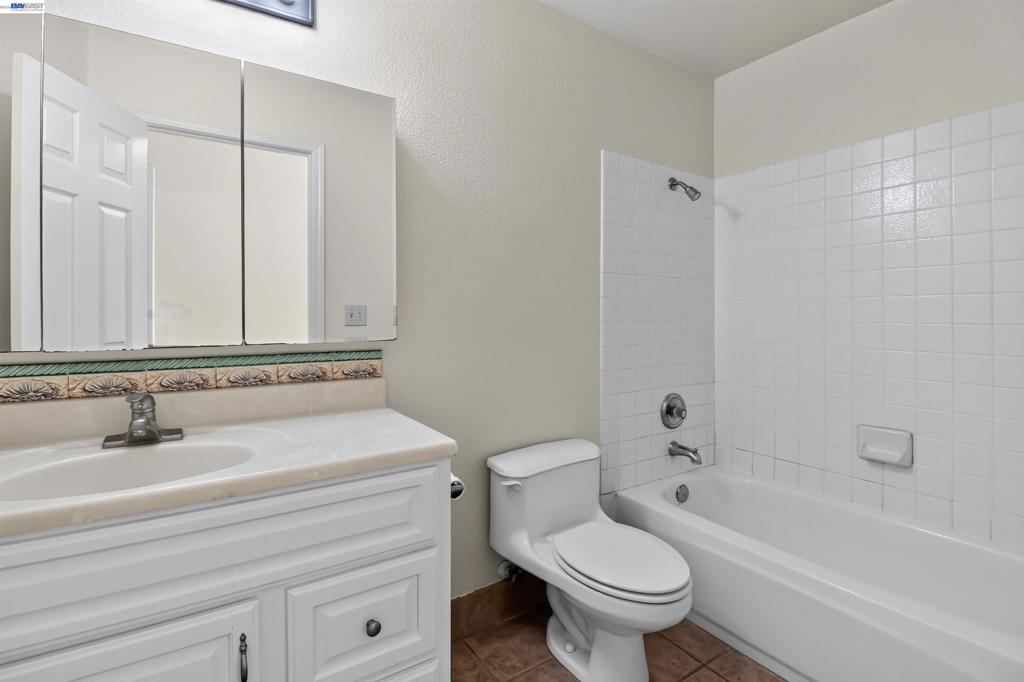 412 Grousehedge Way, Newman, CA 95360