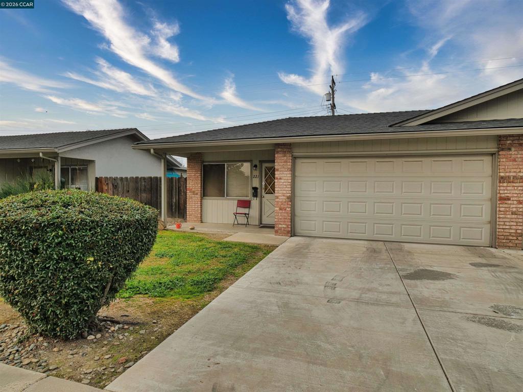 221 Kingston Lane, Modesto, CA 95354-3128