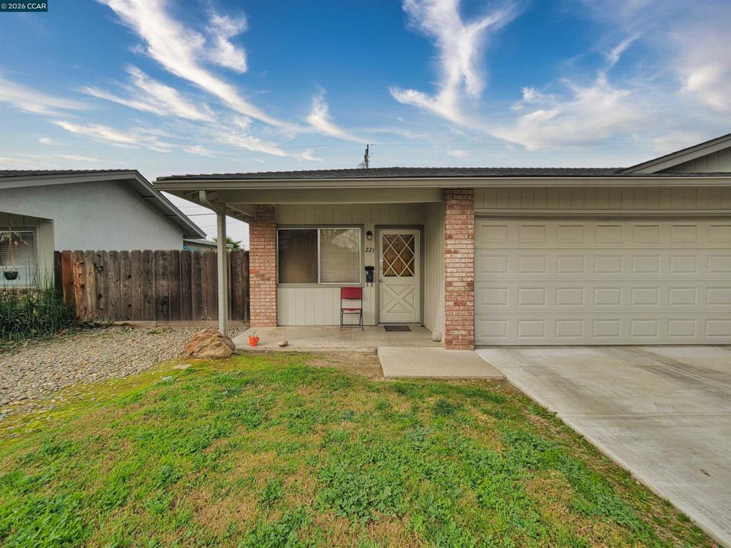221 Kingston Lane, Modesto, CA 95354-3128
