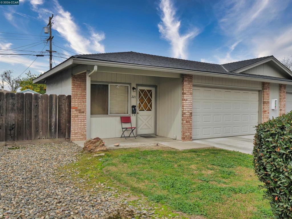 221 Kingston Lane, Modesto, CA 95354-3128