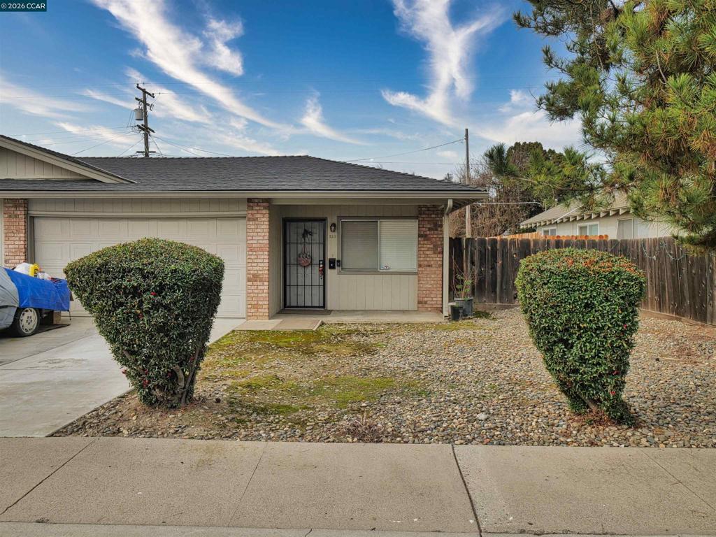 221 Kingston Lane, Modesto, CA 95354-3128